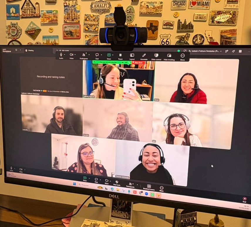 Turma em aula online de inglês pelo computador